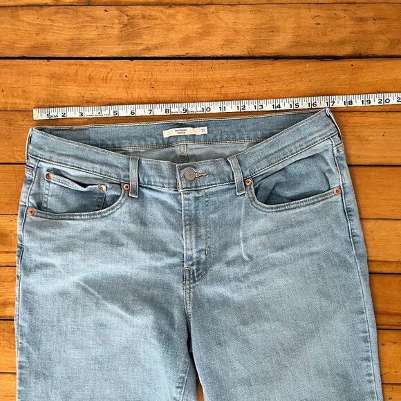Levi's Mid Rise Boyfriend Jeans in Hold it Down Light Wash, Size 31/30 - Picture 12 of 14